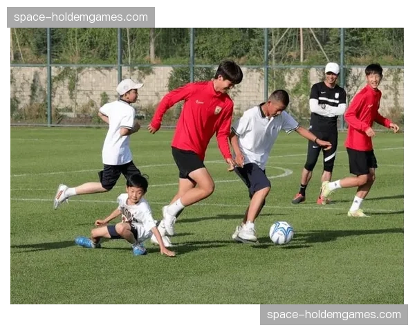 文化教育：中超俱乐部开放日，百名小学生走进基地体验职业训练