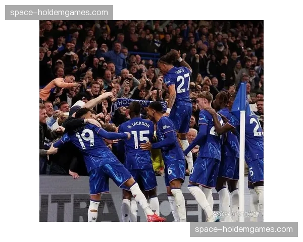 热刺球员低头离场，光明球场客队看台空无一人